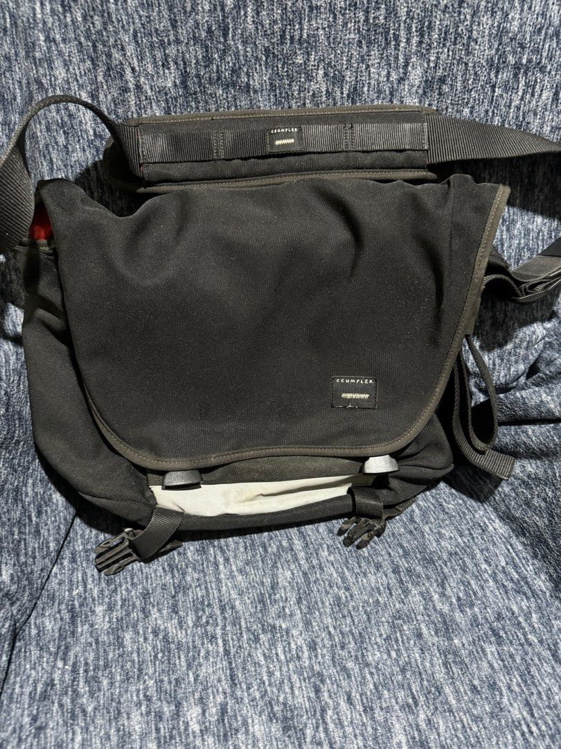 Crumpler Messenger Bag (Moderate Embarassment) (Category: Laptop Bags & Sleeves) located in Mandaluyong City. Submitted by richardr2000 (Listing ID 1312916068, Image 1). Description: .