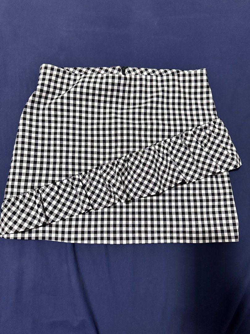 Cute gingham mini skirt (Category: Skirts) located in Quezon City. Submitted by cwissy (Listing ID 1312968149, Image 1). Description: 💖 super cute skirt 💖 di na kasya huhuhu 💖 zipper is working.