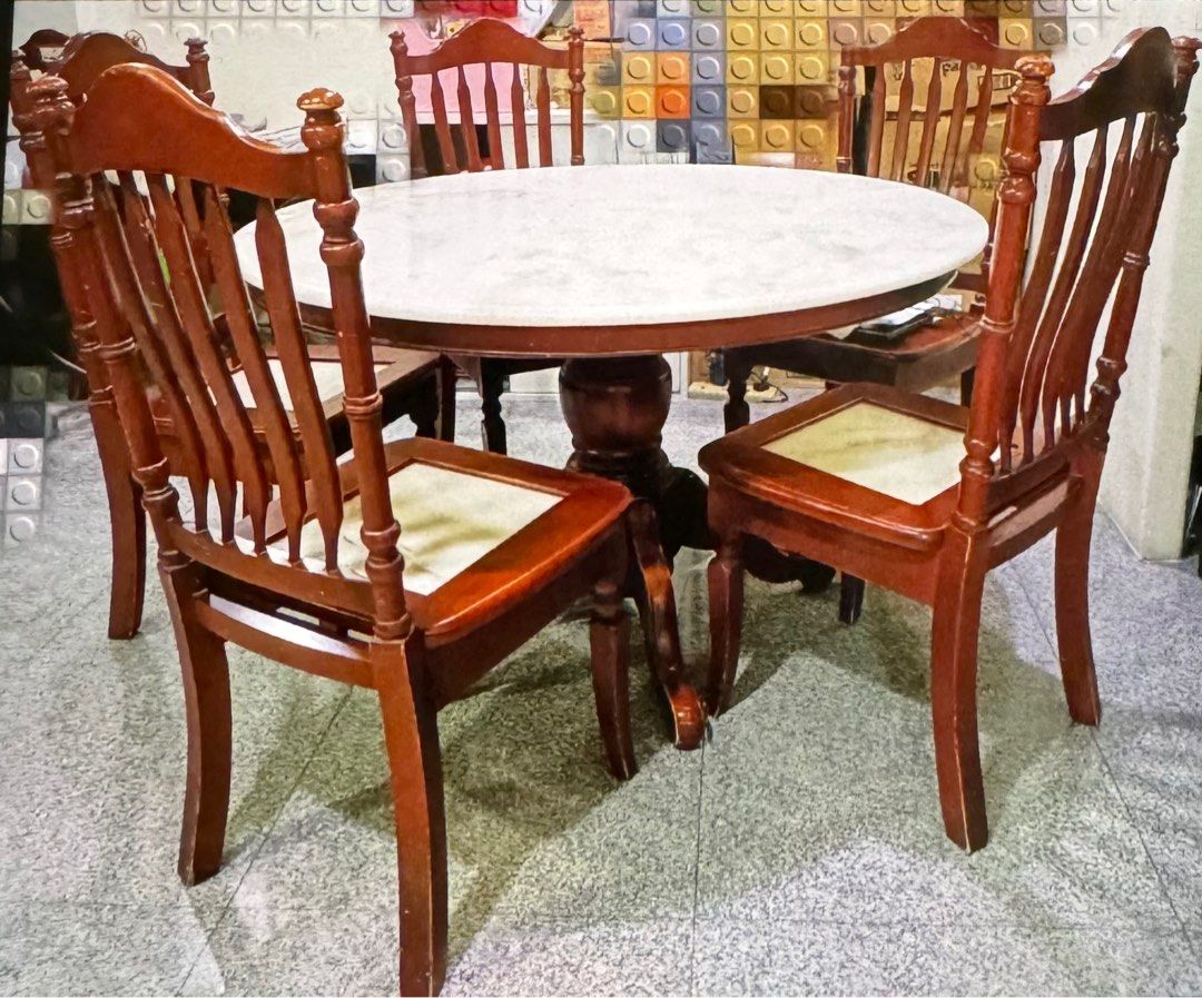 Dining Table Set (Category: Dinnerware & Cutlery) located in Singapore. Submitted by hartz (Listing ID 1312923773, Image 1). Description: Marble dining table.