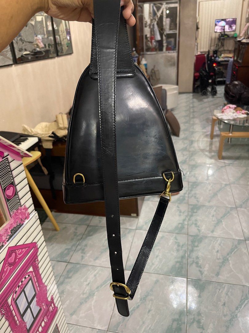 Gucci Bamboo Body Bag (Category: Luxury Bags & Wallets) located in Valenzuela. Submitted by 3ssiastansachajapansurplus (Listing ID 1312975359, Image 2). Description: BRAND : GUCCI Color : Black Material : Enamel Size(cm) : W21cm x H24cm x D8cm(Approx) Size(inch) : W8.3 x H9.4 x D3.1inch(Approx) Style : Body Bag Accessory : There is no item box and dust bag. We will send only the item which is put in the photo. Serial No. : 003 3444 0127 Made in :