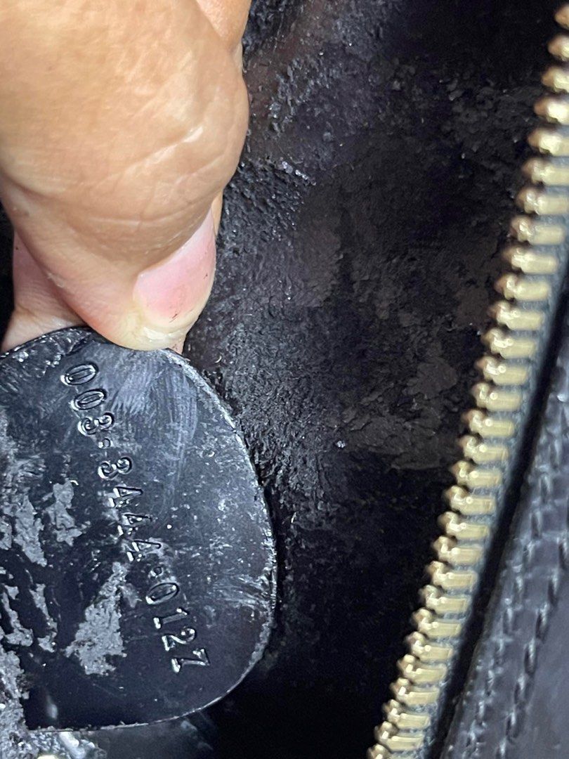 Gucci Bamboo Body Bag (Category: Luxury Bags & Wallets) located in Valenzuela. Submitted by 3ssiastansachajapansurplus (Listing ID 1312975359, Image 3). Description: BRAND : GUCCI Color : Black Material : Enamel Size(cm) : W21cm x H24cm x D8cm(Approx) Size(inch) : W8.3 x H9.4 x D3.1inch(Approx) Style : Body Bag Accessory : There is no item box and dust bag. We will send only the item which is put in the photo. Serial No. : 003 3444 0127 Made in :