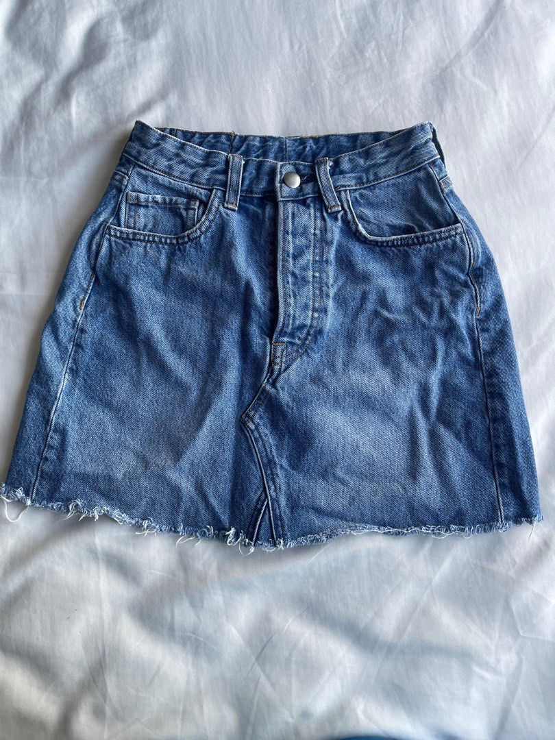 H&M Denim A Line Mini Skirt (Category: Skirts) located in Makati City. Submitted by wornbyabby (Listing ID 1312938723, Image 2). Description: •A line fit! •Altered to fit S.