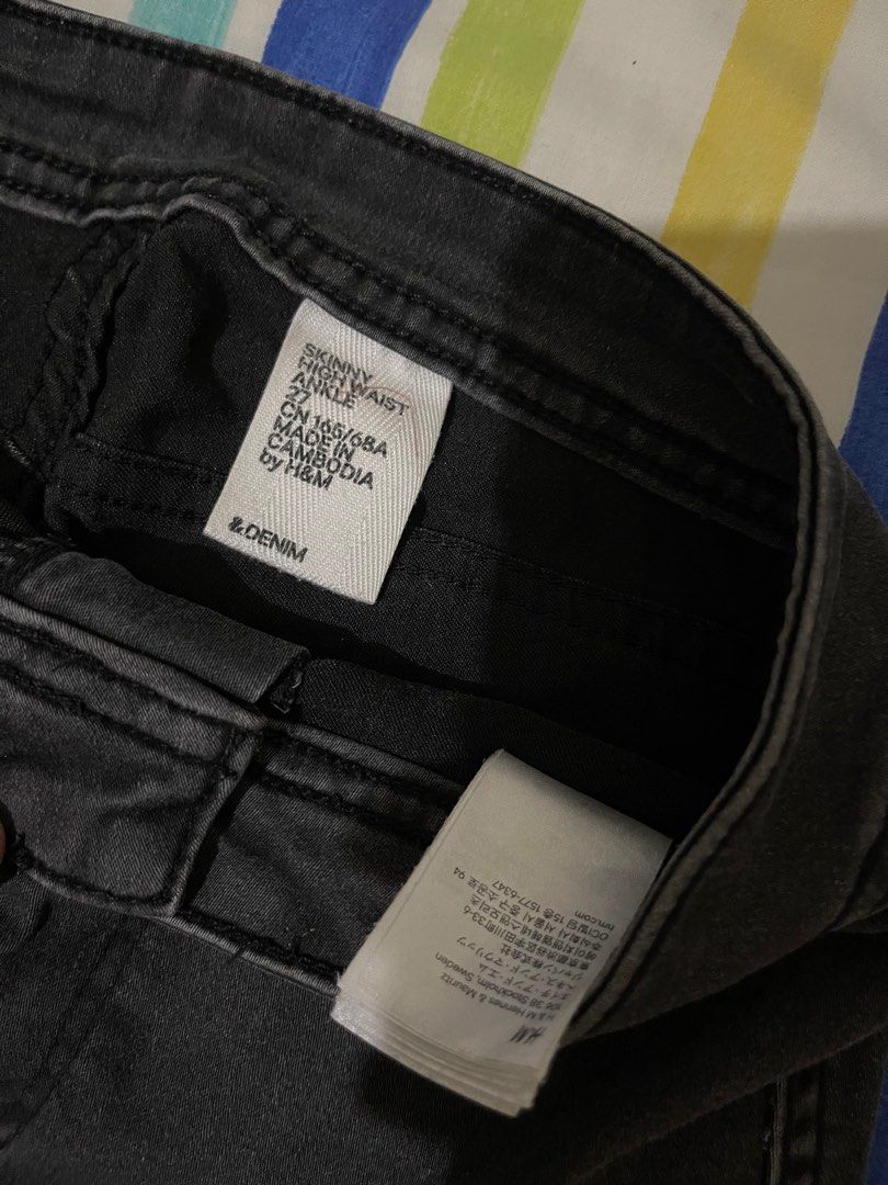 H&M Skinny Ripped Jeans (Category: Jeans) located in Quezon City. Submitted by kvrt0907 (Listing ID 1312957470, Image 3). Description: Selling H&M Skinny Ripped Jeans Black. Size nya po Andyan na din po ang length niya. You can check it po ng mabuti before you get it para maging sure ka sa bibilhin mo. Negotiable pero no sa barat po. Rfs - Decluttering.