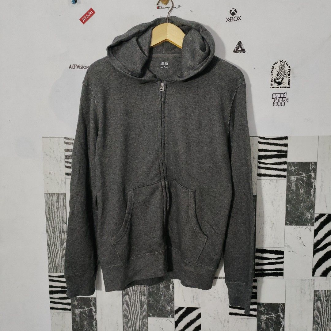 Hoodie zipper Uniqlo warna Abu Gelap, Fesyen Pria, Pakaian Baju