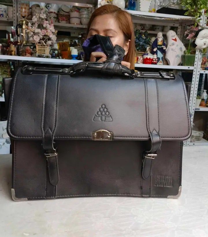 Japan Surplus Pure Hard leather bag (Category: Backpacks) located in Imelda. Submitted by japansurpluscollection (Listing ID 1313013135, Image 1). Description: Japan Surplus office bag leather.
