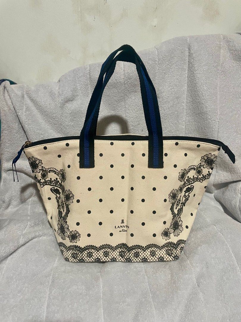 Lanvin Cotton handbag (Category: Luxury Bags & Wallets) located in San Pablo. Submitted by prelovedbymistyblue (Listing ID 1312969737, Image 1). Description: Lanvin cotton Handbag. Foldable. No flaws. With open inner pocket. Zipper closure. Messures 13.6 x 8.2 inches. selling low for 1200. .