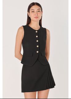 (Category: ) located in . Submitted by clearmywardrobe17 (Listing ID 1312858453, Image 1). Description: .