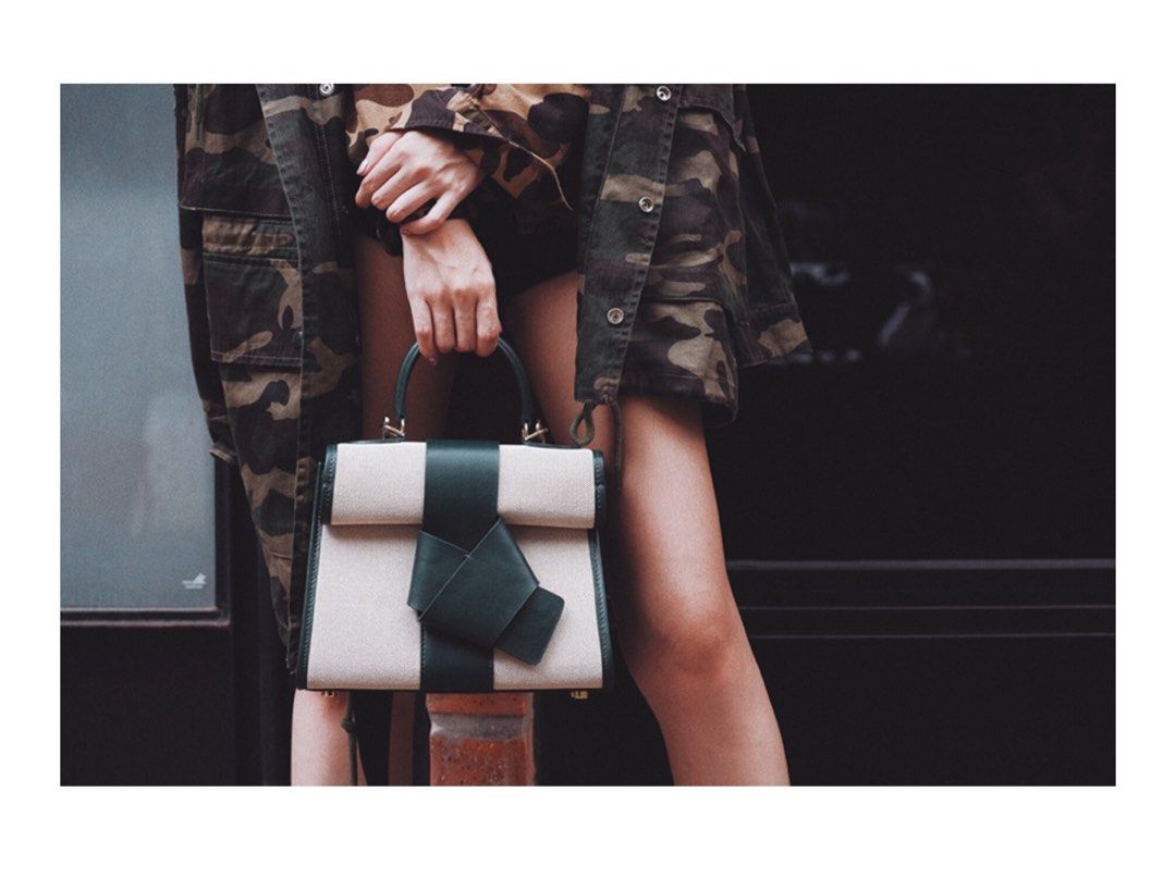 Materialipstick (Category: Cross-body Bags) located in Kuala Lumpur. Submitted by jwooong (Listing ID 1312876101, Image 3). Description: .