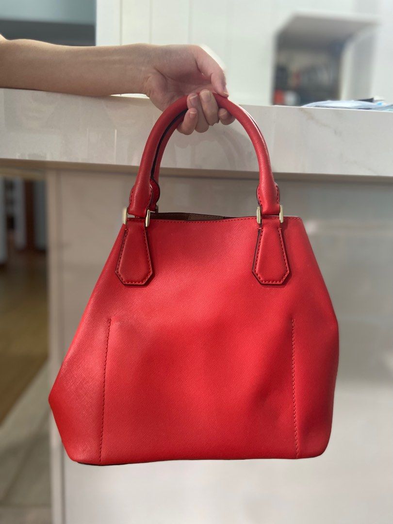 Michael Kors Bag (Category: Bags & Wallets) located in Singapore. Submitted by _wocky (Listing ID 1312907963, Image 2). Description: LNIB Michael Kors Bag Used <20 times 9/10 condition 2 styles available: open or close, just change how you want the bag to look like by clicking magnets inside the bag.