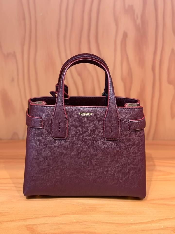 💯ORIGINAL BURBERRY BANNER witH SLING (Category: Luxury Bags & Wallets) located in Quezon City. Submitted by ashongsstore (Listing ID 1313025053, Image 2). Description: ✨B.U.R.B.E.R.R.Y COLLECTION✨ SUPER STEAL PRICE🙈 🇵🇭AVAILABLE🇵🇭 PM us for more details/ serious buyer/s only pls☺️.