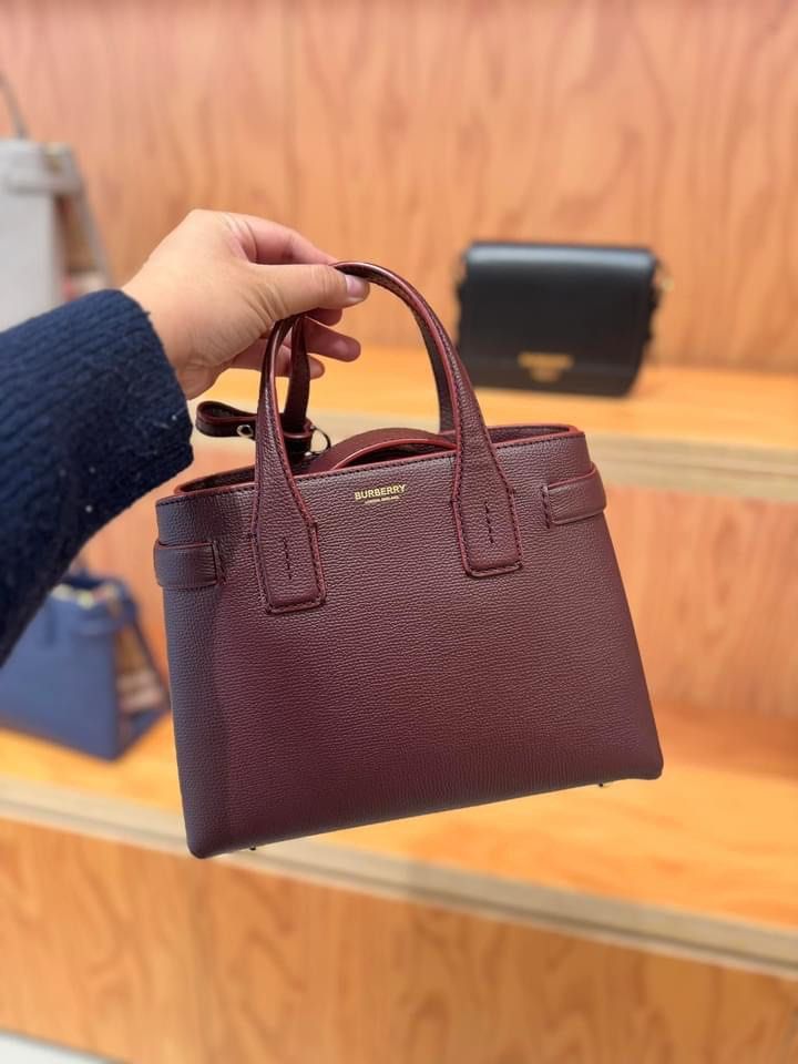 💯ORIGINAL BURBERRY BANNER witH SLING (Category: Luxury Bags & Wallets) located in Quezon City. Submitted by ashongsstore (Listing ID 1313025053, Image 1). Description: ✨B.U.R.B.E.R.R.Y COLLECTION✨ SUPER STEAL PRICE🙈 🇵🇭AVAILABLE🇵🇭 PM us for more details/ serious buyer/s only pls☺️.