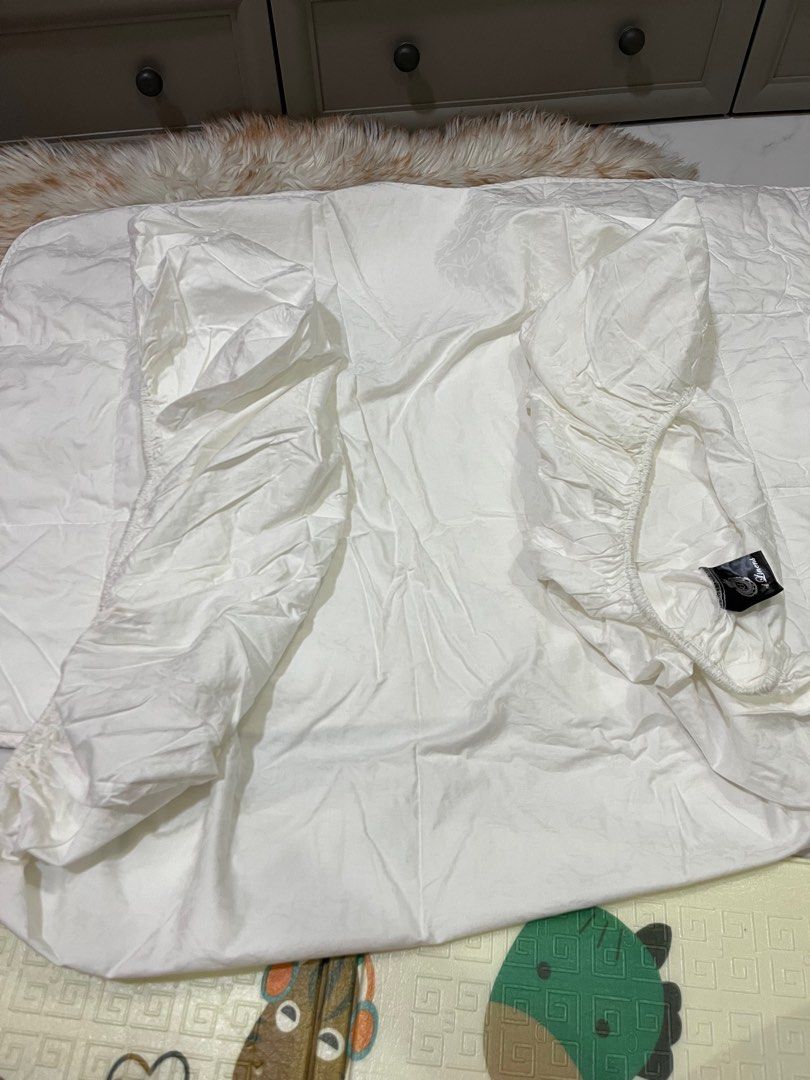 Royal Linens Crib Comforter and Bedsheet (Category: Cots & Cribs) located in Quezon City. Submitted by jewelraestoyshop (Listing ID 1312880203, Image 3). Description: Royal Linens Crib Comforter and Bedsheet 50x26 inches Like new.