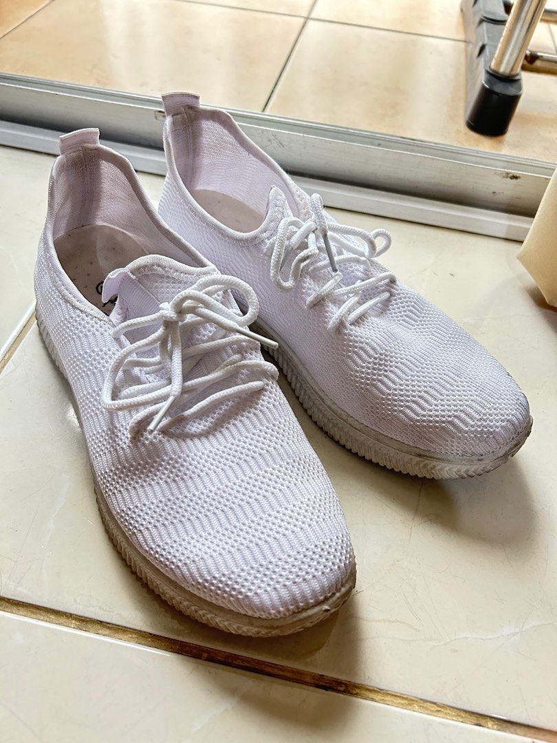 Sepatu putih brand lokal