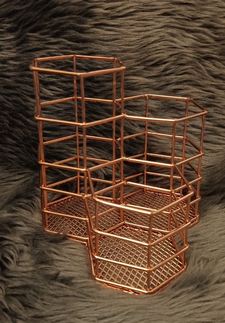 Sephora Brush Holder (Category: Makeup) located in Antipolo. Submitted by legoninos.legoninas (Listing ID 1312843543, Image 2). Description: 3 column brush holder Rose gold Authentic from Sephora with box..
