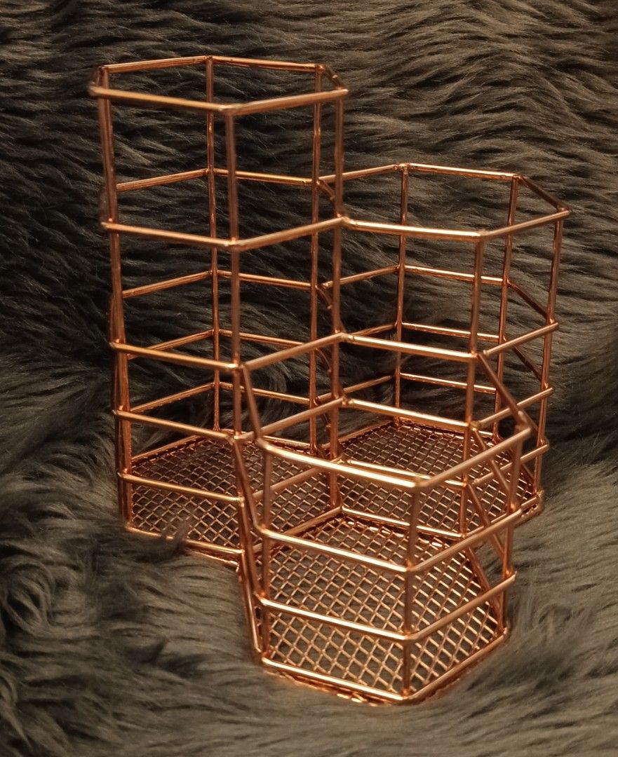 Sephora Brush Holder (Category: Makeup) located in Antipolo. Submitted by legoninos.legoninas (Listing ID 1312843543, Image 1). Description: 3 column brush holder Rose gold Authentic from Sephora with box..
