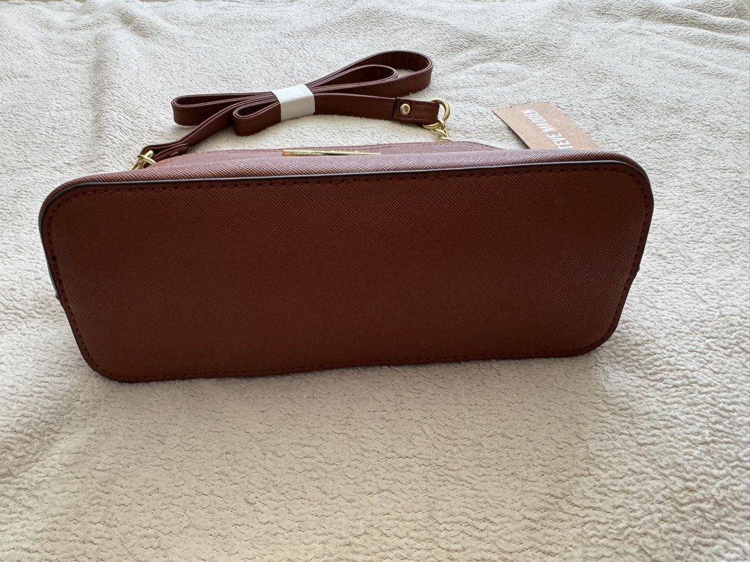 Steve Madden Crossbody Bag (Category: Cross-body Bags) located in Pasig City. Submitted by cllnd (Listing ID 1312847251, Image 2). Description: .