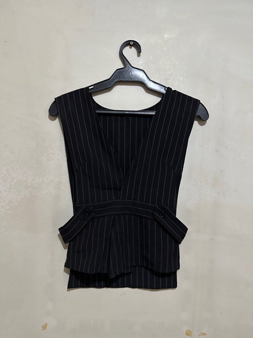 Women's Vest (Category: Coats, Jackets and Outerwear) located in Paranaque City. Submitted by nooktown (Listing ID 1312916924, Image 1). Description: size s-m price nego if buying more than one dm for inquiries/questions rfs: decluttering.