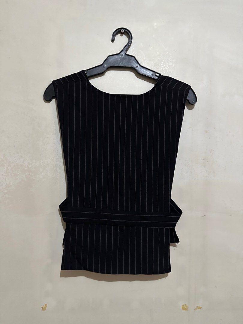 Women's Vest (Category: Coats, Jackets and Outerwear) located in Paranaque City. Submitted by nooktown (Listing ID 1312916924, Image 2). Description: size s-m price nego if buying more than one dm for inquiries/questions rfs: decluttering.