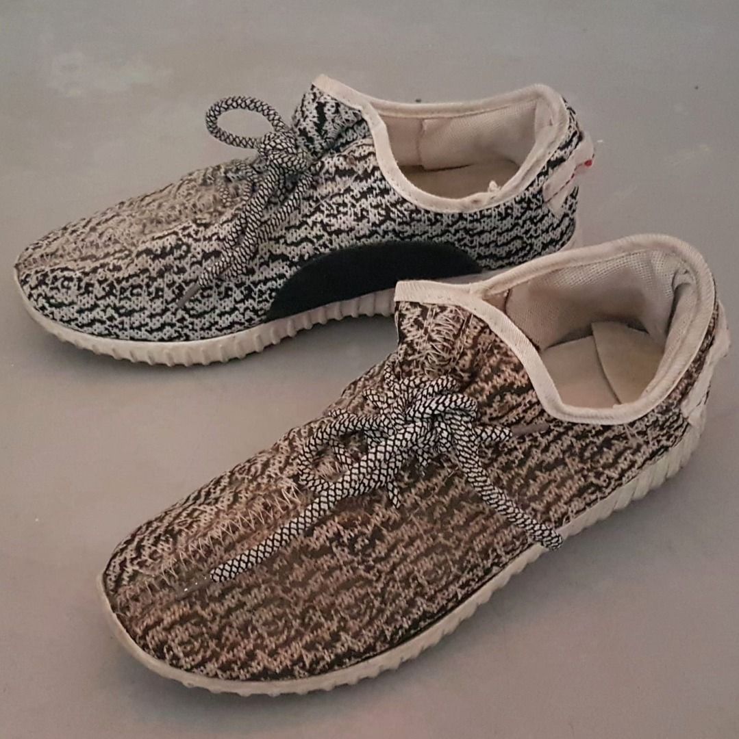 Yeezy slippers uk on sale
