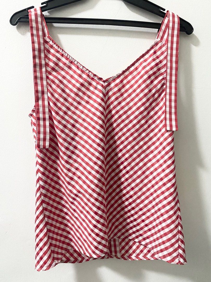 Zalora Red Sleeveless Top XS (Category: Sleeveless) located in Pasig City. Submitted by tinld (Listing ID 1312919696, Image 2). Description: Good as New.