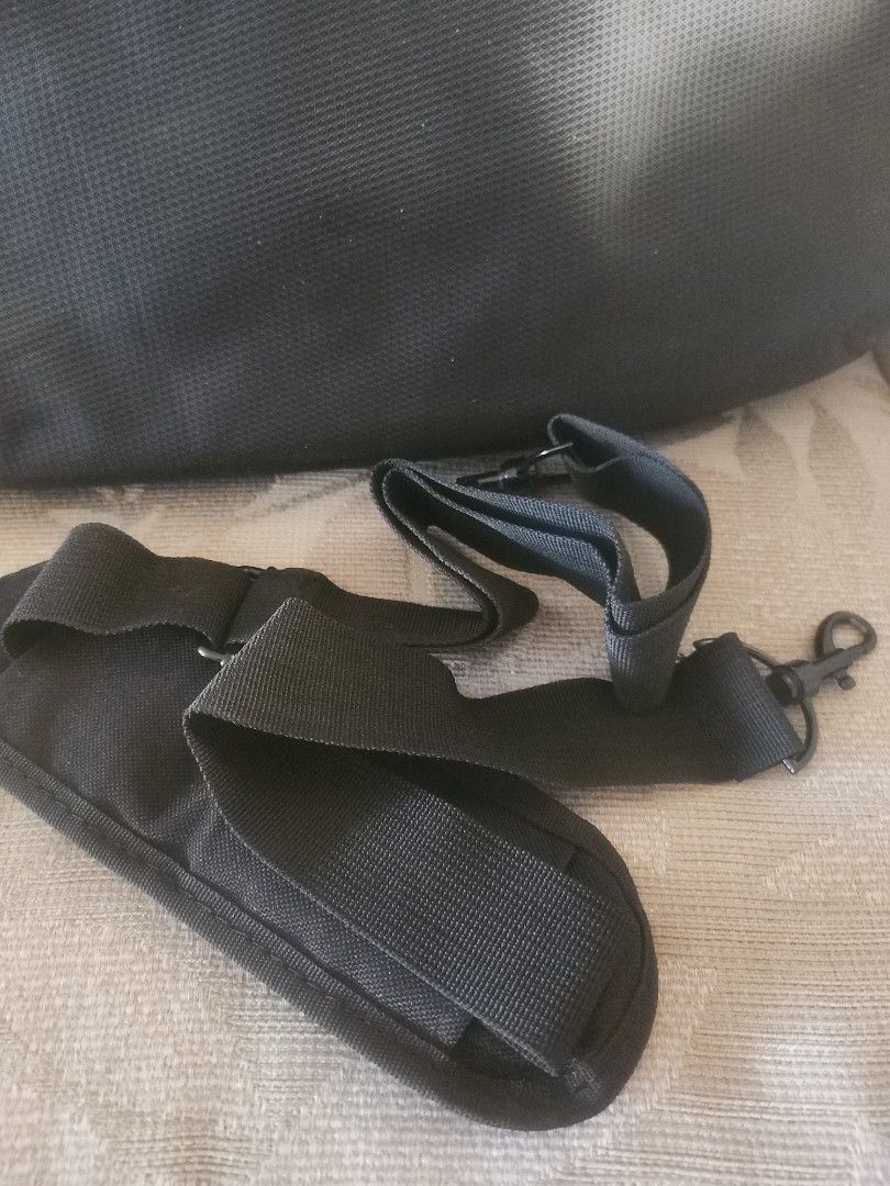 Acer laptop bag (Category: Laptop Bags & Sleeves) located in Caloocan City. Submitted by inbetweenluxe (Listing ID 1313038449, Image 3). Description: auth acer laptop bag with strap that can fit up to 15" laptop. this item was never used thus it is clean inside out. Item is seller' s preloved and personal used not ukay so i can guarantee its quality and authenticity..