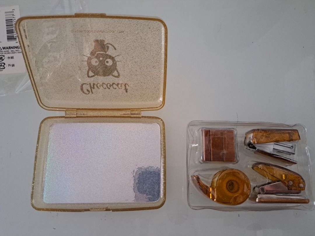 Chococat stapler Set （分類：雜誌）位於 Hong Kong。 由 potatomother 提交（商品編號 1313171764，圖片 3）。簡介： Chococat stapler Set 內有打孔機，釘書釘，釘書機，膠纸。