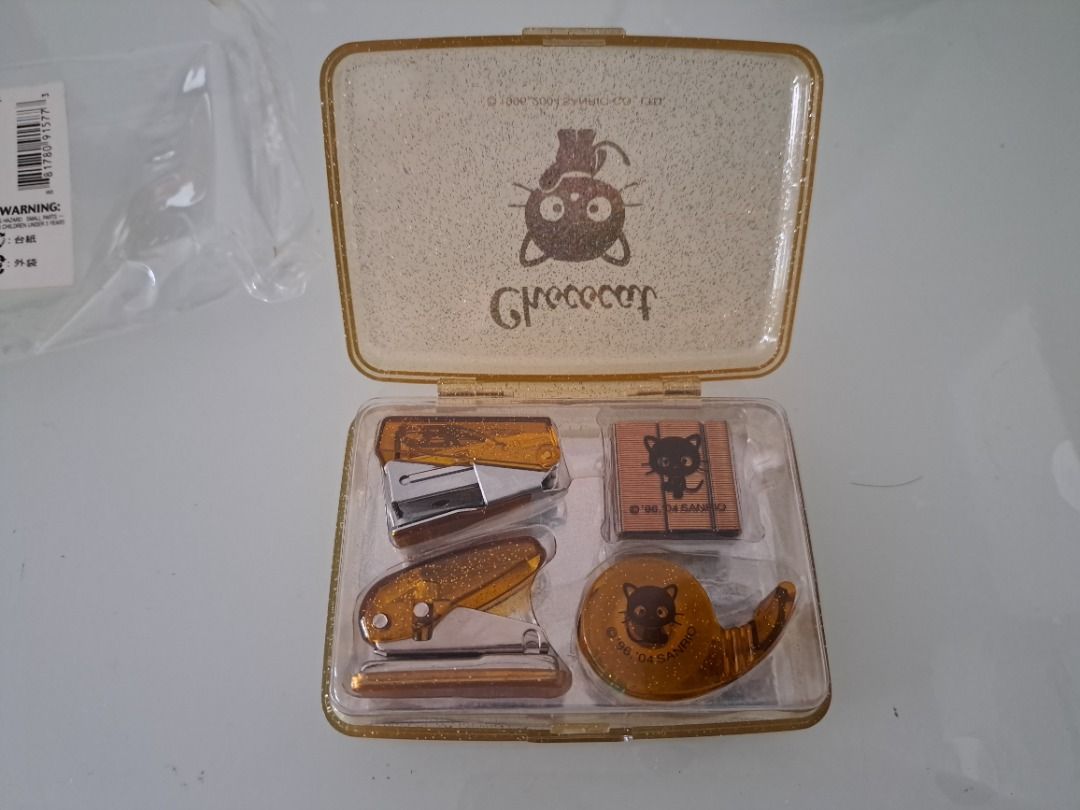 Chococat stapler Set （分類：雜誌）位於 Hong Kong。 由 potatomother 提交（商品編號 1313171764，圖片 2）。簡介： Chococat stapler Set 內有打孔機，釘書釘，釘書機，膠纸。