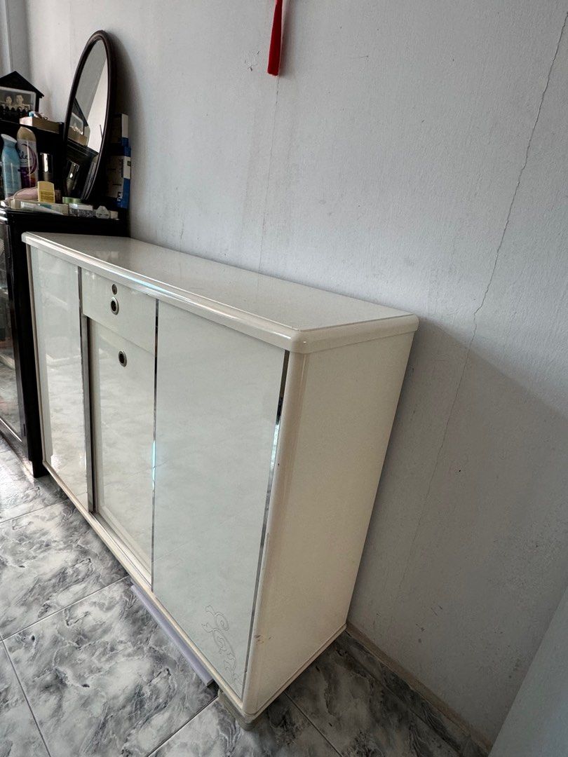 Dining Table (Category: Tables & Sets) located in Singapore. Submitted by marinetan711 (Listing ID 1313181365, Image 2). Description: .