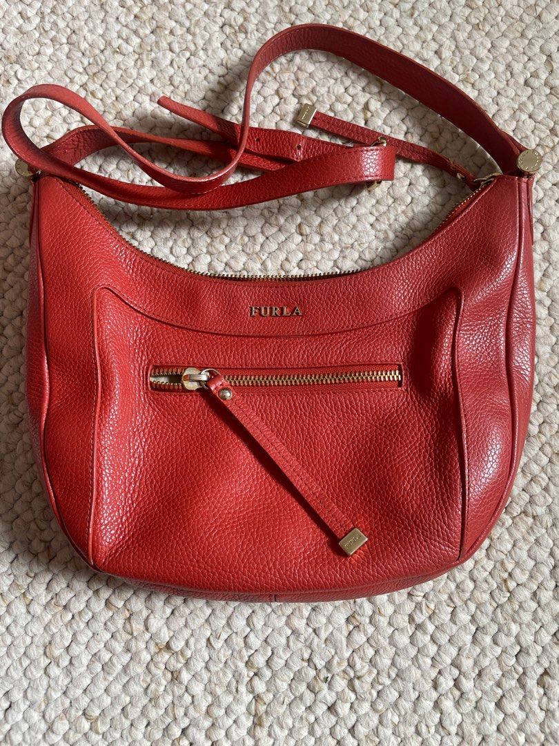Furla Hobo Sling (Category: Luxury Bags & Wallets) located in Cabuyao City. Submitted by chinitopoohbear (Listing ID 1313051520, Image 1). Description: .