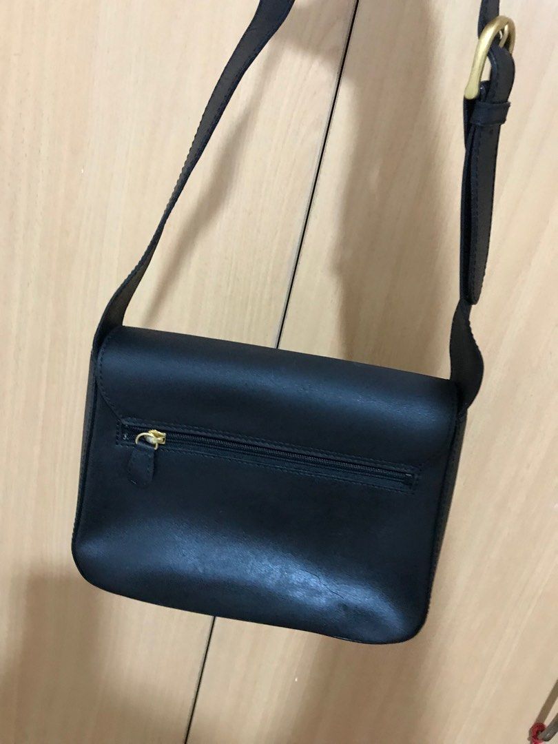 Hand bag (Category: Luxury Bags & Wallets) located in Quezon City. Submitted by gracesiy30 (Listing ID 1313170278, Image 2). Description: Bag Length: 9.5 inches Bag Width: 2.5 inches Bag Height: 7 inches.