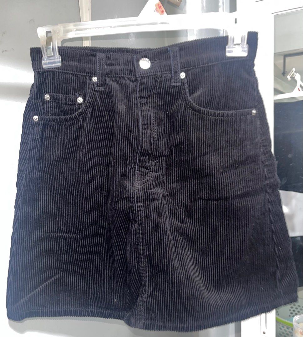 H&M Corduroy Skirt (Category: Skirts) located in Quezon City. Submitted by vl.25 (Listing ID 1308445297, Image 1). Description: -Length: 17 in -Waistline: 25 in.