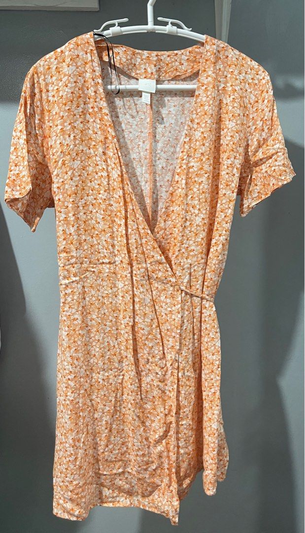 H&M Floral Dress (Category: Dresses) located in Quezon City. Submitted by vl.25 (Listing ID 1313044694, Image 1). Description: -Used once.