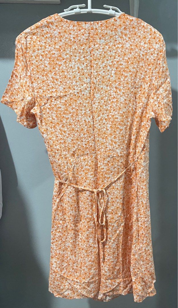 H&M Floral Dress (Category: Dresses) located in Quezon City. Submitted by vl.25 (Listing ID 1313044694, Image 3). Description: -Used once.