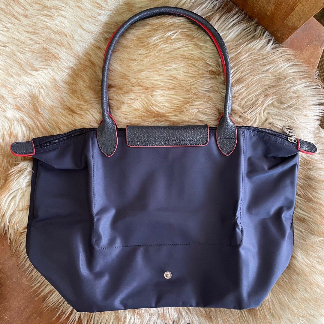 Longchamp Le Pliage in Navy Blue (L) (Category: Luxury Bags & Wallets) located in Cebu City. Submitted by everythingestetik (Listing ID 1313049875, Image 3). Description: Very cute and handy! Can fit a lot of stuff. Perfect if you’re always on the go! 💗 Selected from Japan outlet/surplus shop With care card and tag In very good brand new condition.