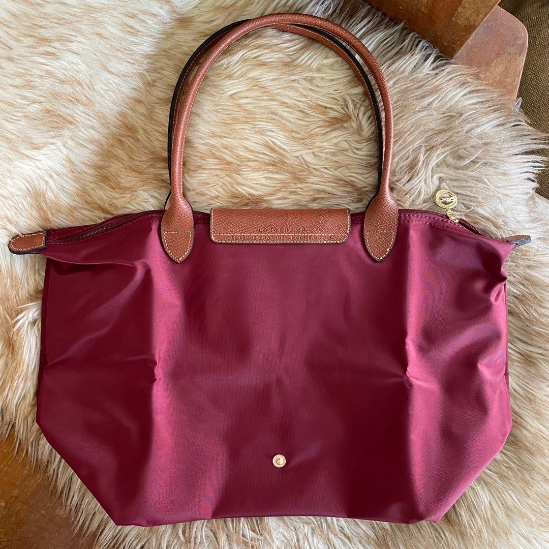 Longchamp Le Pliage in Burgundy (L) (Category: Luxury Bags & Wallets) located in Cebu City. Submitted by everythingestetik (Listing ID 1313050222, Image 3). Description: Very cute and handy! Can fit a lot of stuff. Perfect if you’re always on the go! 💗 Selected from Japan outlet/surplus shop With care card and tag In very good brand new condition.