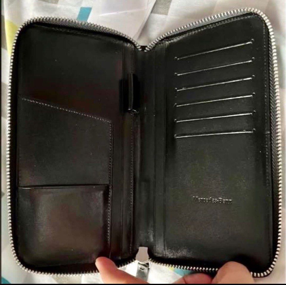Mercedes Benz Card Wallet (Category: Wallets & Card holders) located in Muntinlupa City. Submitted by crystal_rc (Listing ID 1313213592, Image 2). Description: Genuine Leather from Mercedes Cheque book Cards and wallet Can put 7-8 cards Limited edition only from Mercedes Benz. Used for one week. No Flaws like new RFS:Got new LV wallet.