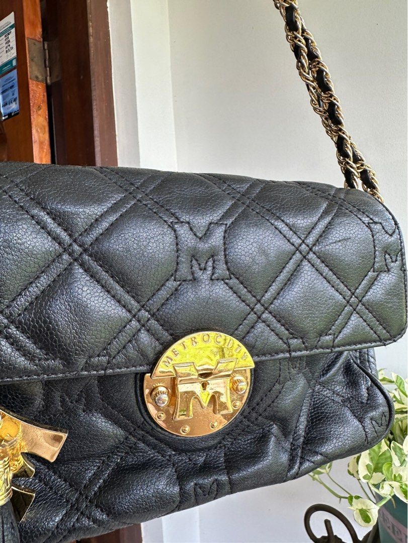 Metrocity two way bag (Category: Luxury Bags & Wallets) located in Bombon. Submitted by cookiespreloveed (Listing ID 1304373527, Image 3). Description: METROCITY, founded in Italy in 1992, focuses on fashion and lifestyle, drawing inspiration from Milan’s innovative technology and Florence’s craftsmanship. Can be sling or shoulder bag Euc Gold hardware still intact Signs of usage lng sa may lock nya sa loob pero d naman kita No rubs.