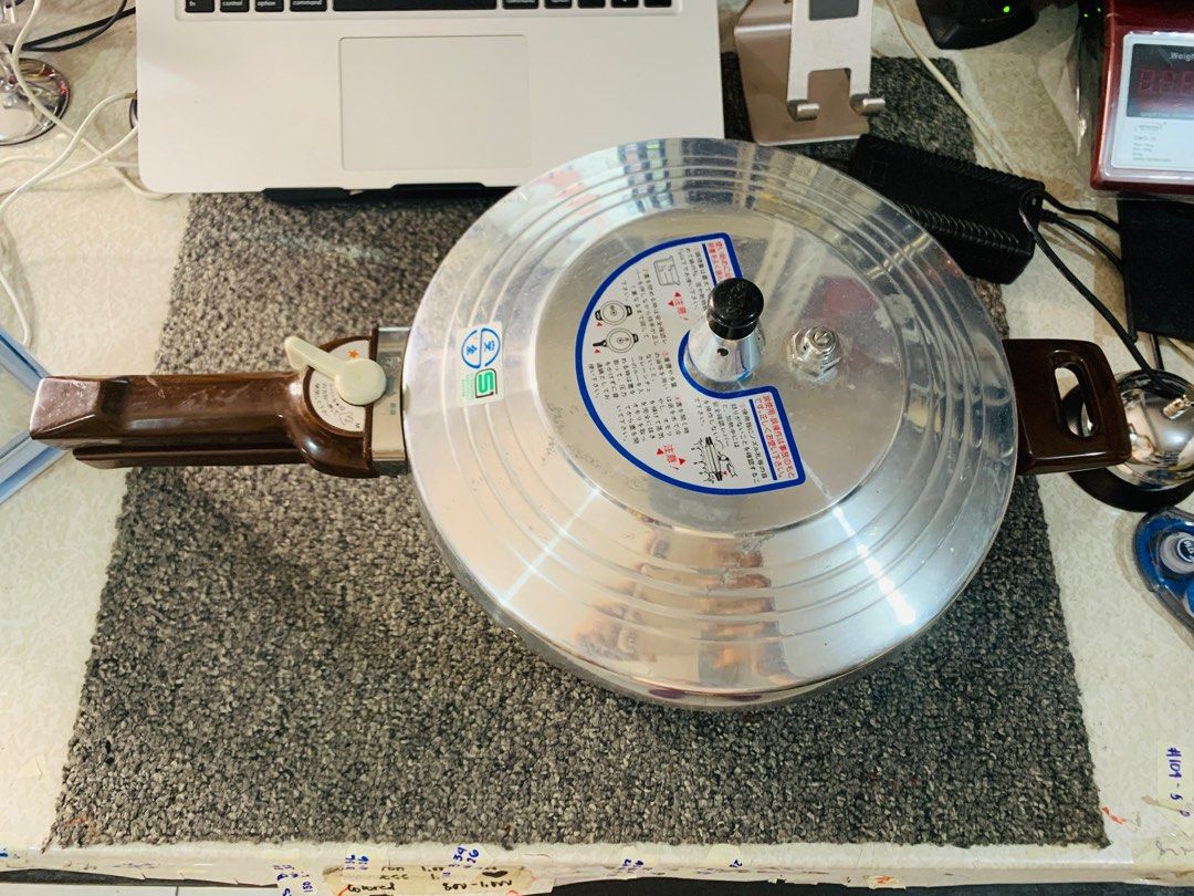 Pressure Cooker (Category: Cookware & Accessories) located in Manila. Submitted by akotisay (Listing ID 1313196287, Image 2). Description: Last price Php 2,700 only. Location: Taguig Non induction Pick up only MOP: Gikash.