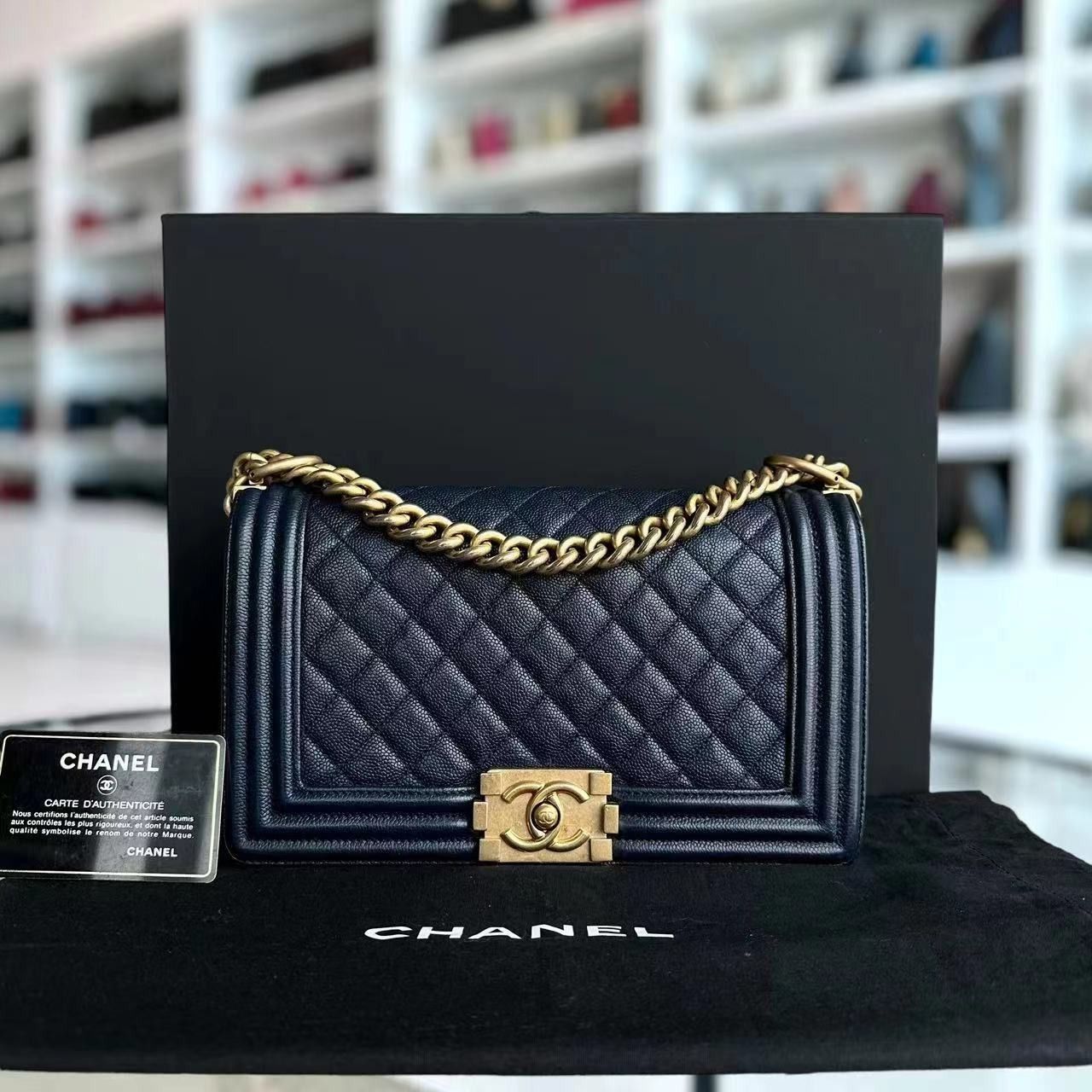 Chanel boy old medium caviar discount