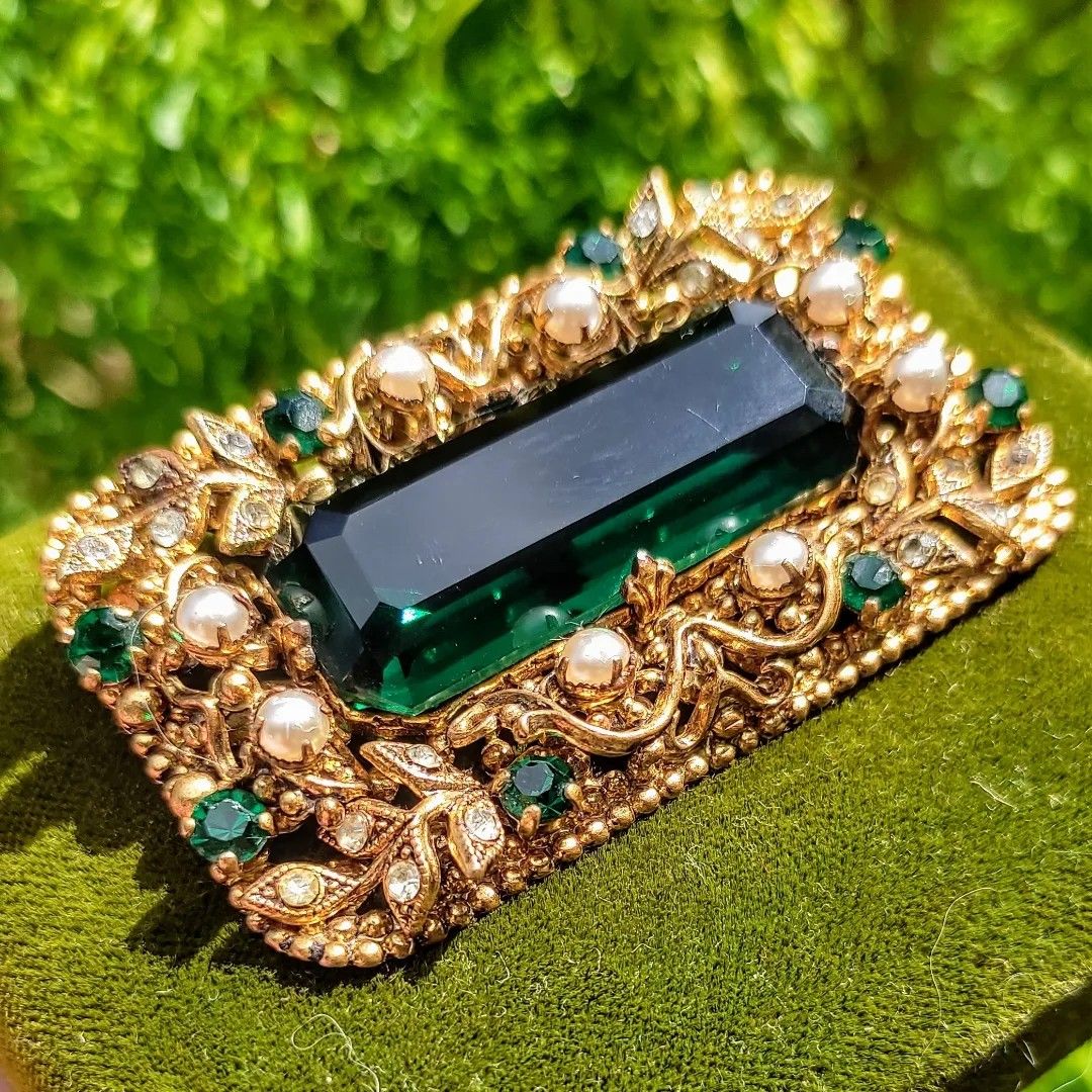 Vintage emerald brooch outlet