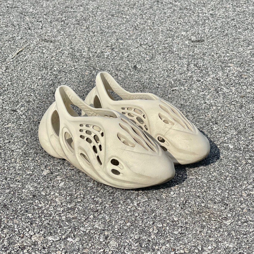 foam runner yeezy fake