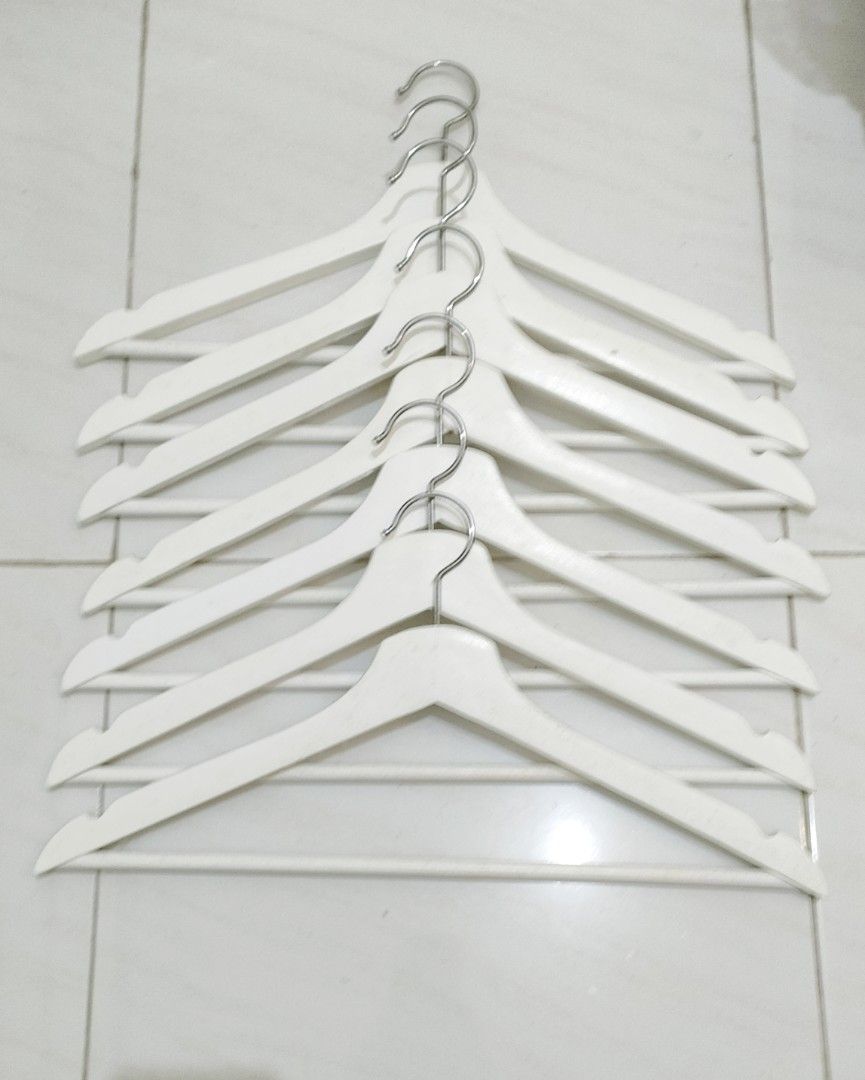 1 Set Gantungan Hanger Baju IKEA Putih Coklat Kayu Isi 8pcs Perabotan Rumah di Carousell
