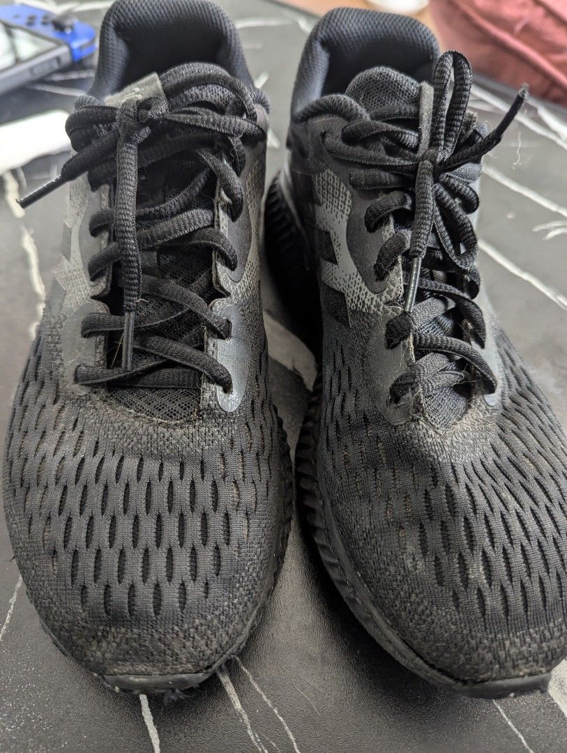 Adidas Aerobounce Running Shoes (Category: Sneakers) located in Pasig City. Submitted by johncpcn (Listing ID 1313245545, Image 2). Description: As is where is Guaranteed original Needs cleaning Outsole is stitched.