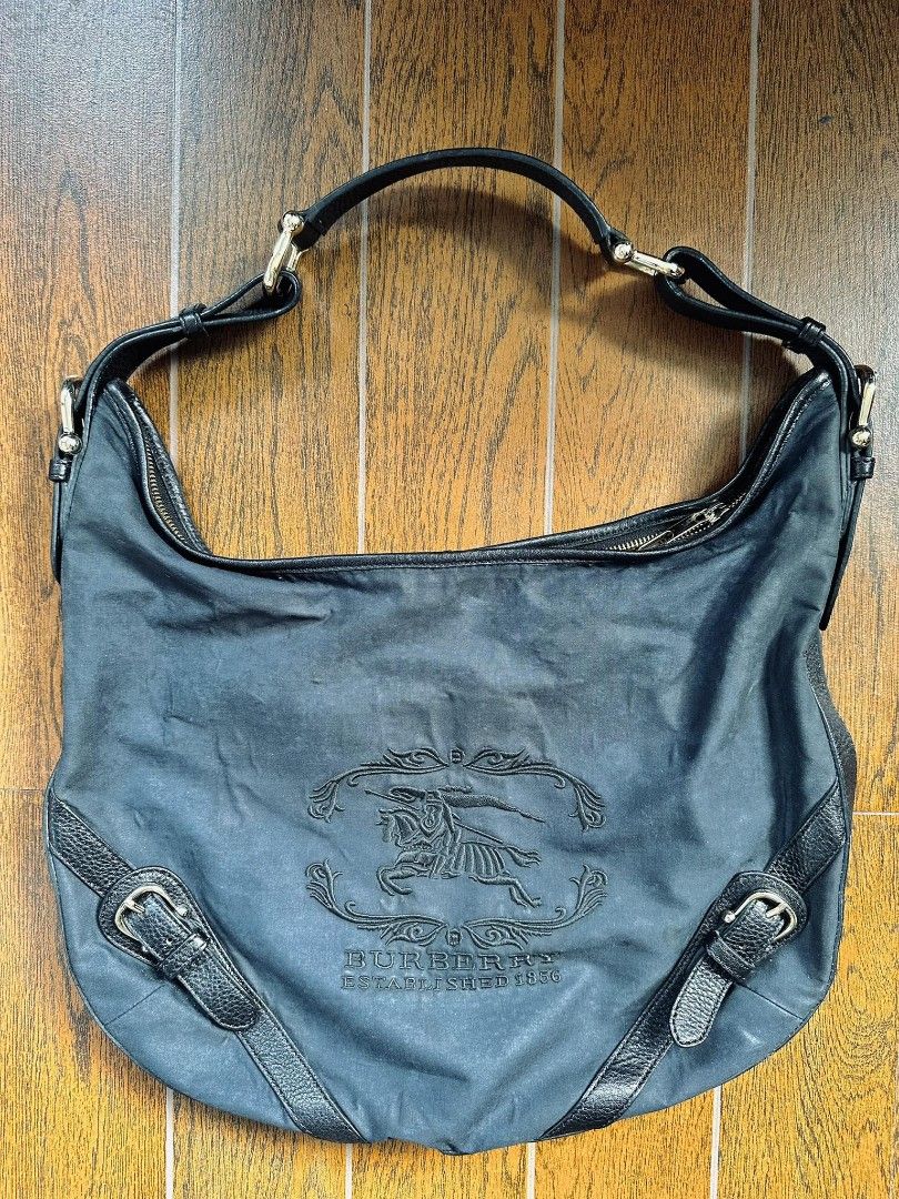 ‼️FREE SHIPPING‼️AUTHENTIC Blueberry Nova Check (Category: Luxury Bags & Wallets) located in Mandaluyong City. Submitted by girlslovepurses (Listing ID 1313256070, Image 2). Description: Burberry Nova Hobo Bag with checked interior details 100% authentic and my friend's personal preloved. ‼️HINDI PO SYA UKAY SOURCED‼️ Bought in the US. PM me for details..