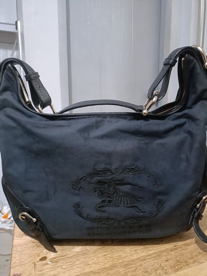 ‼️FREE SHIPPING‼️AUTHENTIC Blueberry Nova Check (Category: Luxury Bags & Wallets) located in Mandaluyong City. Submitted by girlslovepurses (Listing ID 1313256070, Image 1). Description: Burberry Nova Hobo Bag with checked interior details 100% authentic and my friend's personal preloved. ‼️HINDI PO SYA UKAY SOURCED‼️ Bought in the US. PM me for details..