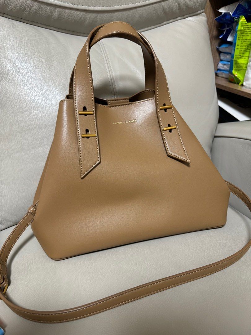 Charles & Keith手袋 （分類：Tote Bags）位於 Hong Kong。 由 __huiyan 提交（商品編號 1313380888，圖片 1）。簡介： 購自官網 可手挽/有長帶斜揹或側揹 用過5次內，扣位有瑕疵(睇最後一張相) 太子交收，議價不回。