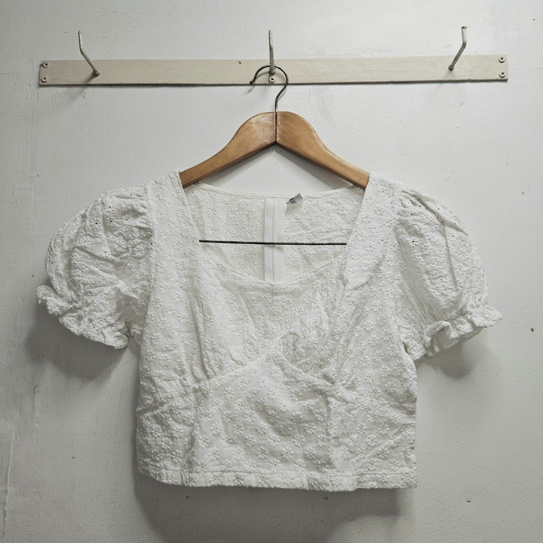 dainty white eyelet crop top (Category: Blouses) located in Manila. Submitted by loith (Listing ID 1313370260, Image 2). Description: dainty white eyelet crop top best fits A-cup 27" waist petite pips bought this from carousell at Php289 rfs: does not fit me anymore ☹️ strengths: - used once only since i bought it - color is still 10/10 - zipper still functions well - no stains - fabric is thick - garters of the sleeves are still great flaws: - m