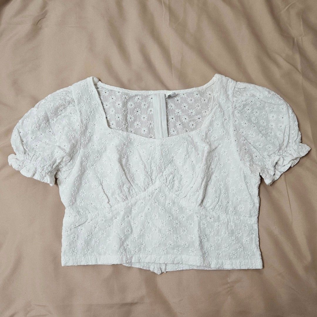 dainty white eyelet crop top (Category: Blouses) located in Manila. Submitted by loith (Listing ID 1313370260, Image 1). Description: dainty white eyelet crop top best fits A-cup 27" waist petite pips bought this from carousell at Php289 rfs: does not fit me anymore ☹️ strengths: - used once only since i bought it - color is still 10/10 - zipper still functions well - no stains - fabric is thick - garters of the sleeves are still great flaws: - m