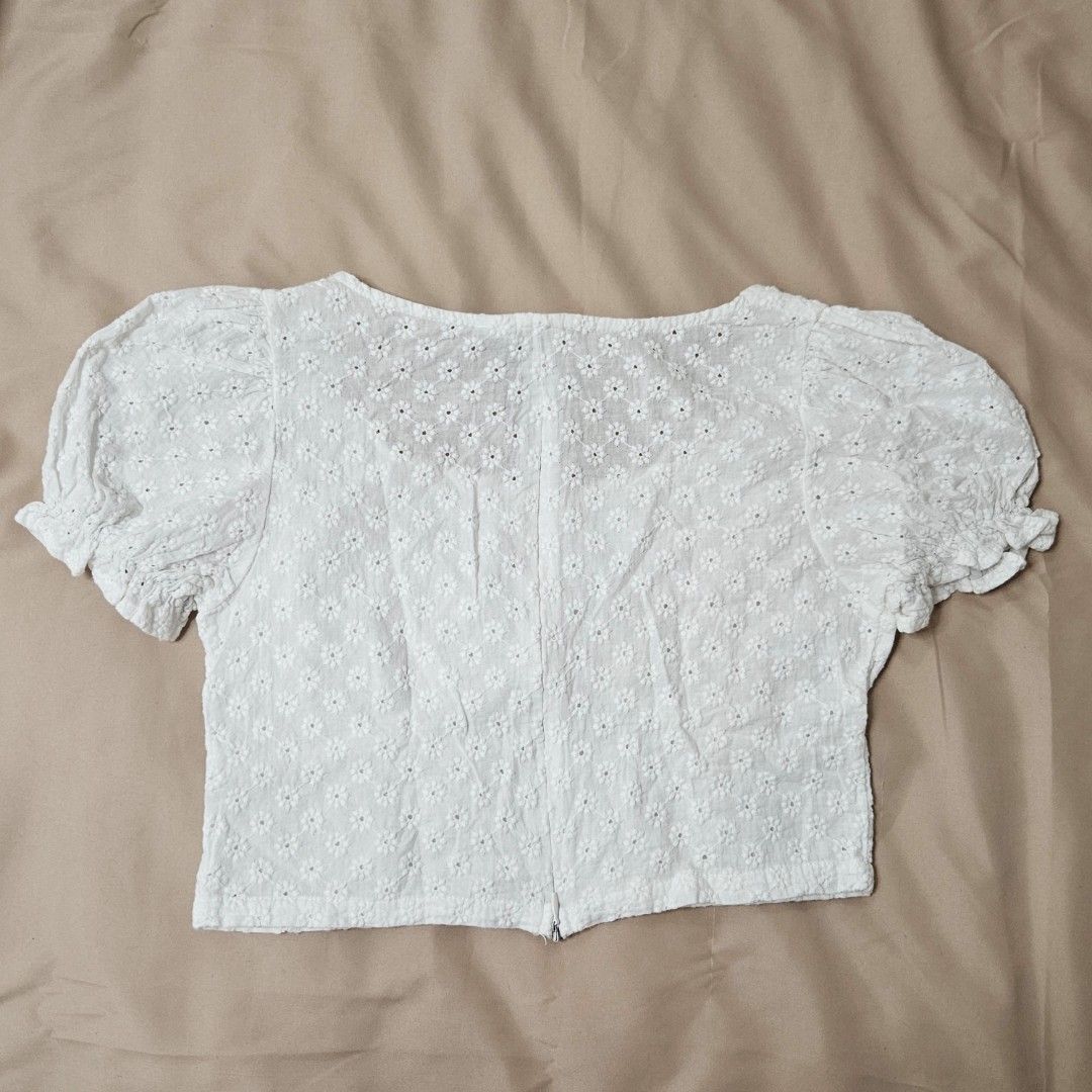 dainty white eyelet crop top (Category: Blouses) located in Manila. Submitted by loith (Listing ID 1313370260, Image 3). Description: dainty white eyelet crop top best fits A-cup 27" waist petite pips bought this from carousell at Php289 rfs: does not fit me anymore ☹️ strengths: - used once only since i bought it - color is still 10/10 - zipper still functions well - no stains - fabric is thick - garters of the sleeves are still great flaws: - m