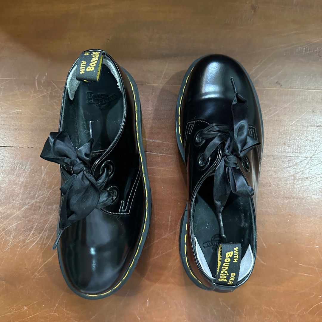 Dr. Martens Holly Leather Platform Shoes (Category: Boots) located in General Santos City (Dadiangas). Submitted by rizbae (Listing ID 1313268245, Image 3). Description: - UK6 or 25.5cm - RFS: too big - good as new, bought from DM's online site, bought it pricey almost 11k (sf & tax included since its from USA) - LAST PRICE - can remove dirt on the side soles - will ship it with its original box 📍 General Santos City ✈️ via J&T + sf shoulder by 